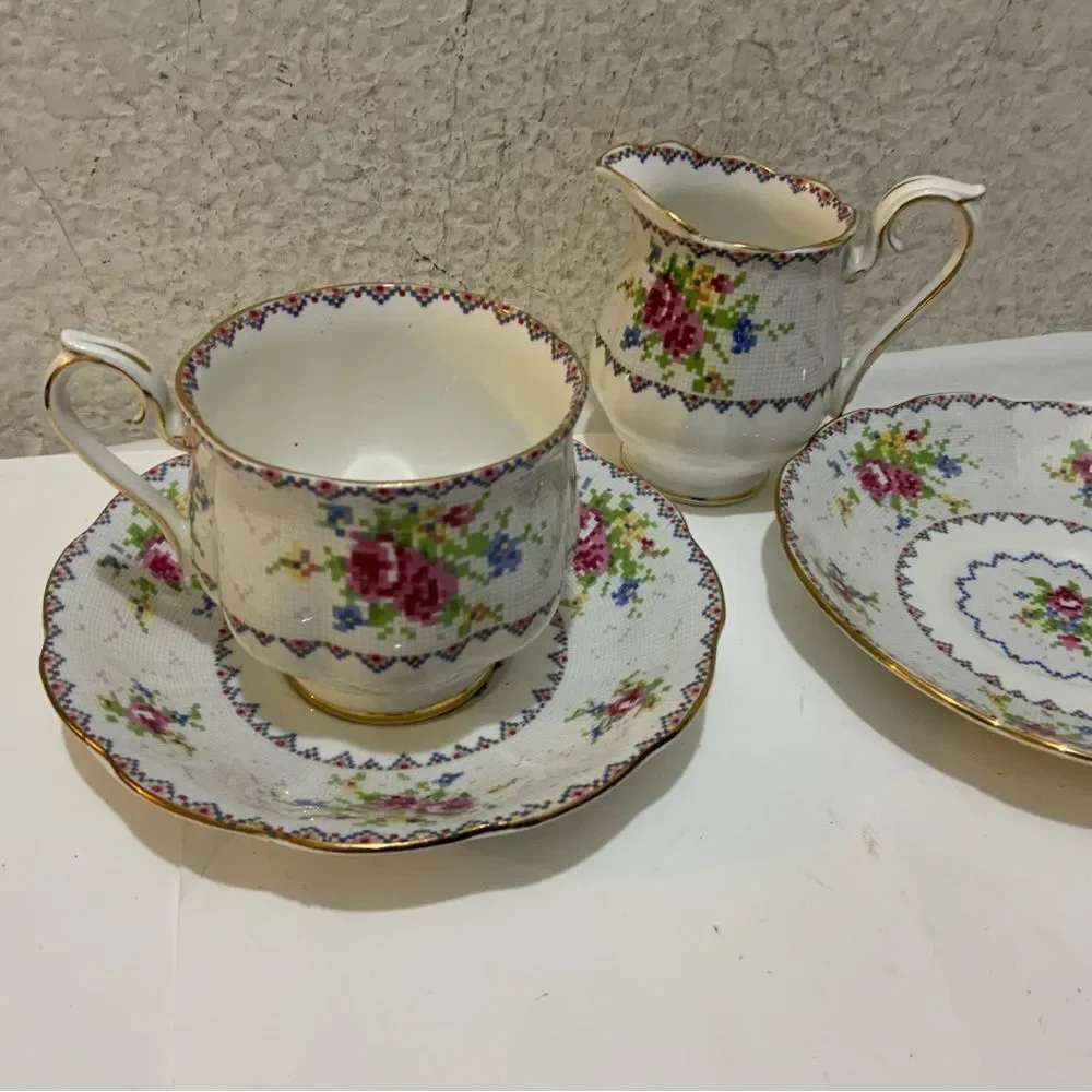 Set 6VINTAGE ROYAL ALBERT FINE BONE CHINA PETIT POINT PATTERN TEA CUP & saucers